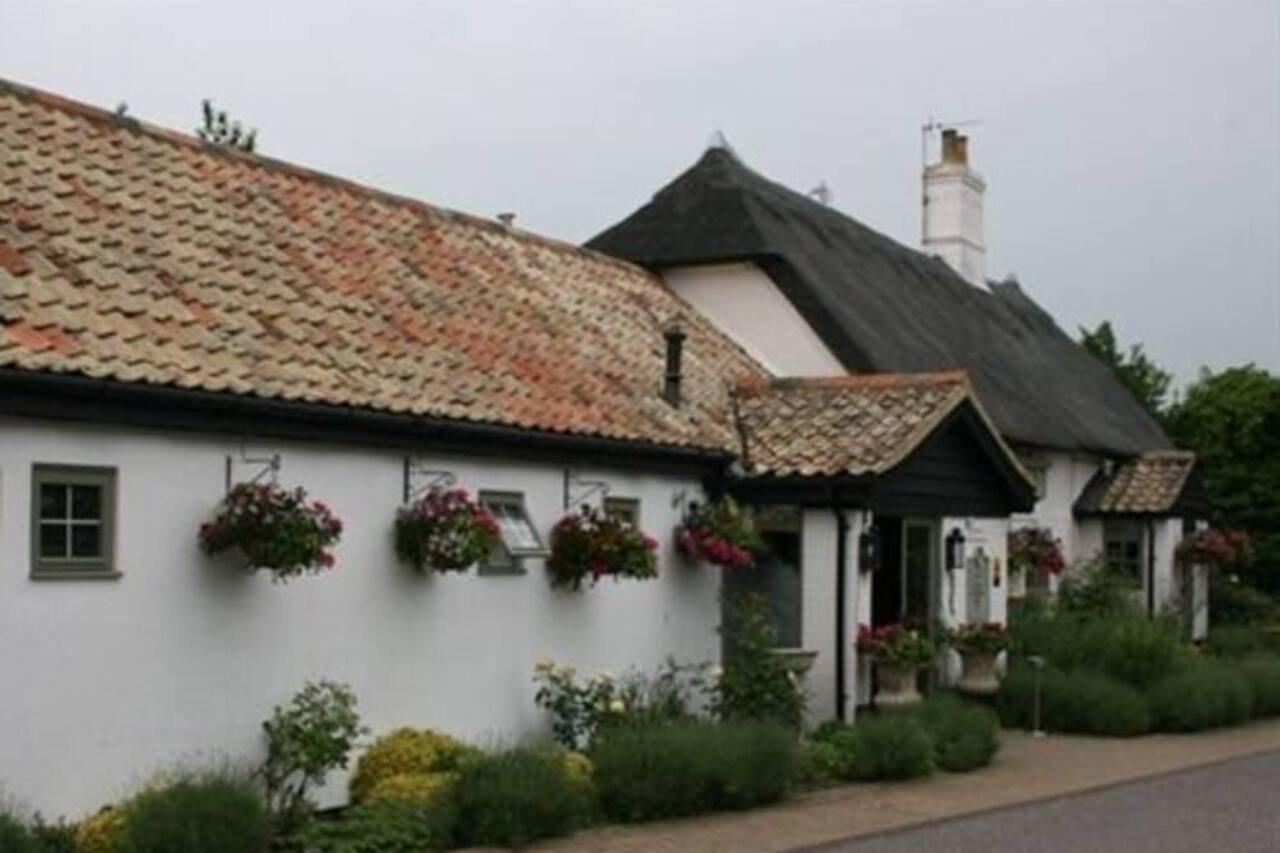 Golden Ball Hotel Elsworth Екстер'єр фото
