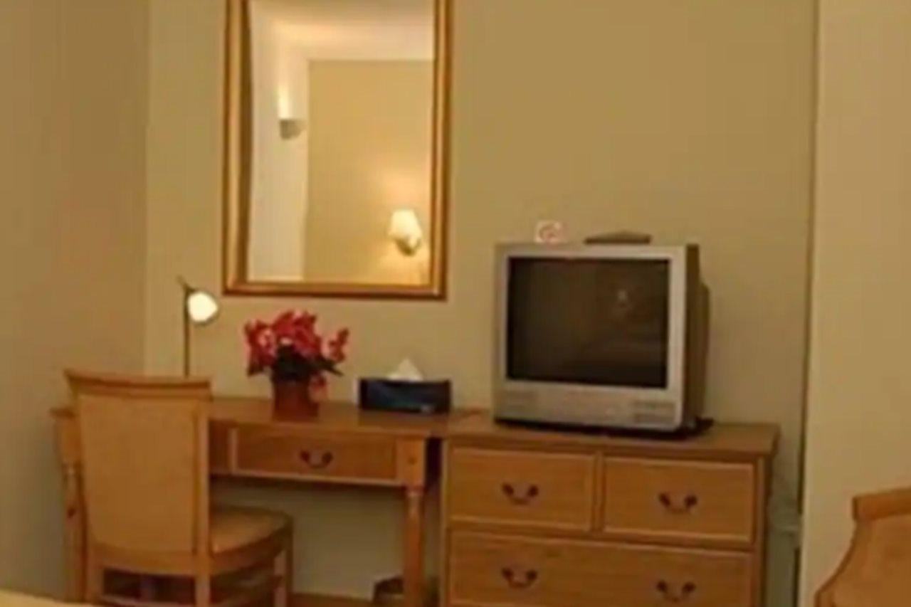 Golden Ball Hotel Elsworth Екстер'єр фото