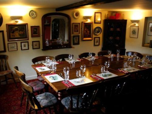 Golden Ball Hotel Elsworth Екстер'єр фото