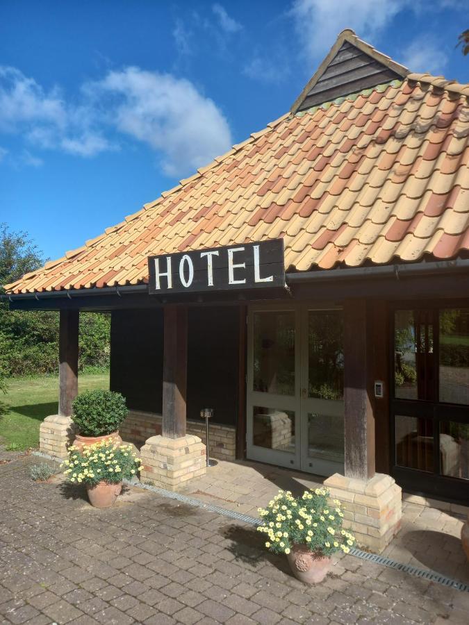 Golden Ball Hotel Elsworth Екстер'єр фото