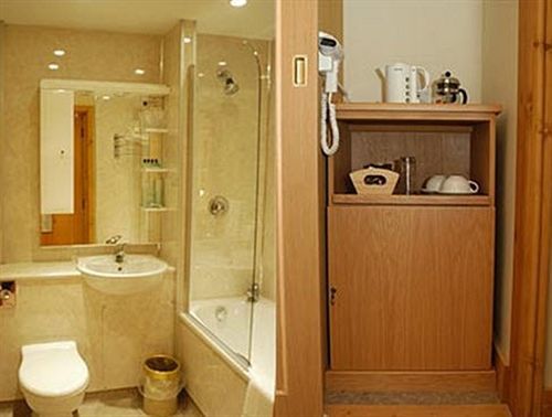 Golden Ball Hotel Elsworth Екстер'єр фото