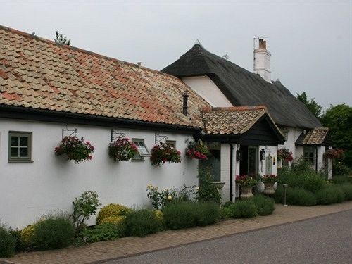 Golden Ball Hotel Elsworth Екстер'єр фото